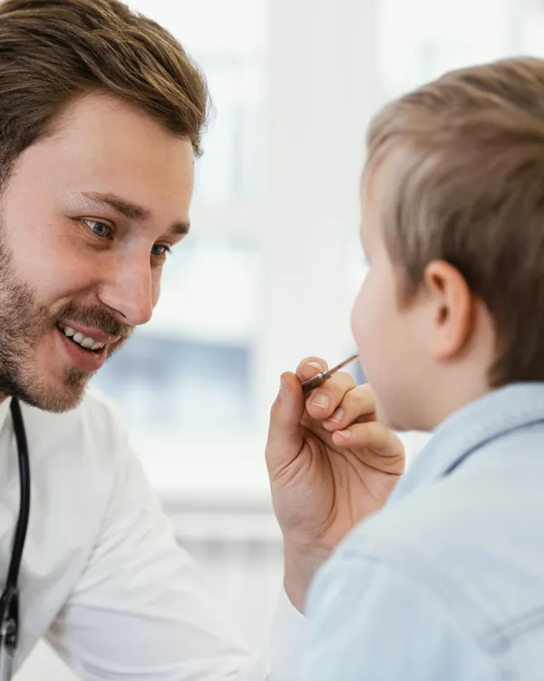 Médico examinando criança